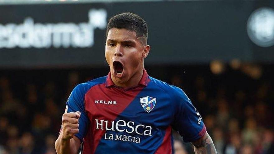 Cucho HernÃ¡ndez celebra un gol con el Huesca.
