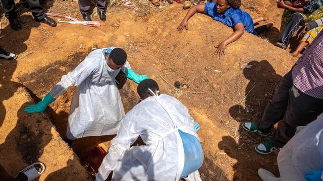 Un mort presumptament per Ebola és enterrat a Bunia, al Congo, dilluns. | GLODY MURHABAZI / AFP
