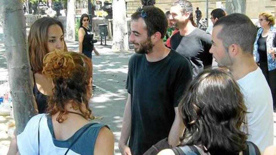 Al centre de la foto, amb la samarreta negra, Sergi Rodríguez, parlant amb amics un cop fora del jutjat