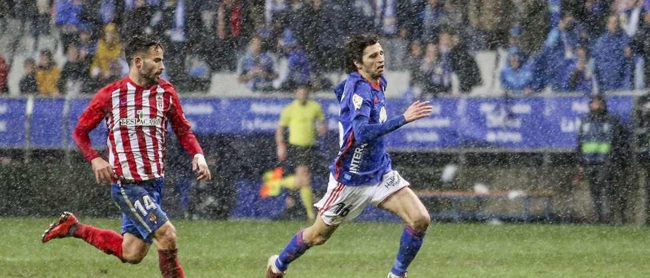 Fabbrini y Rubén García, en la jugada final del partido.