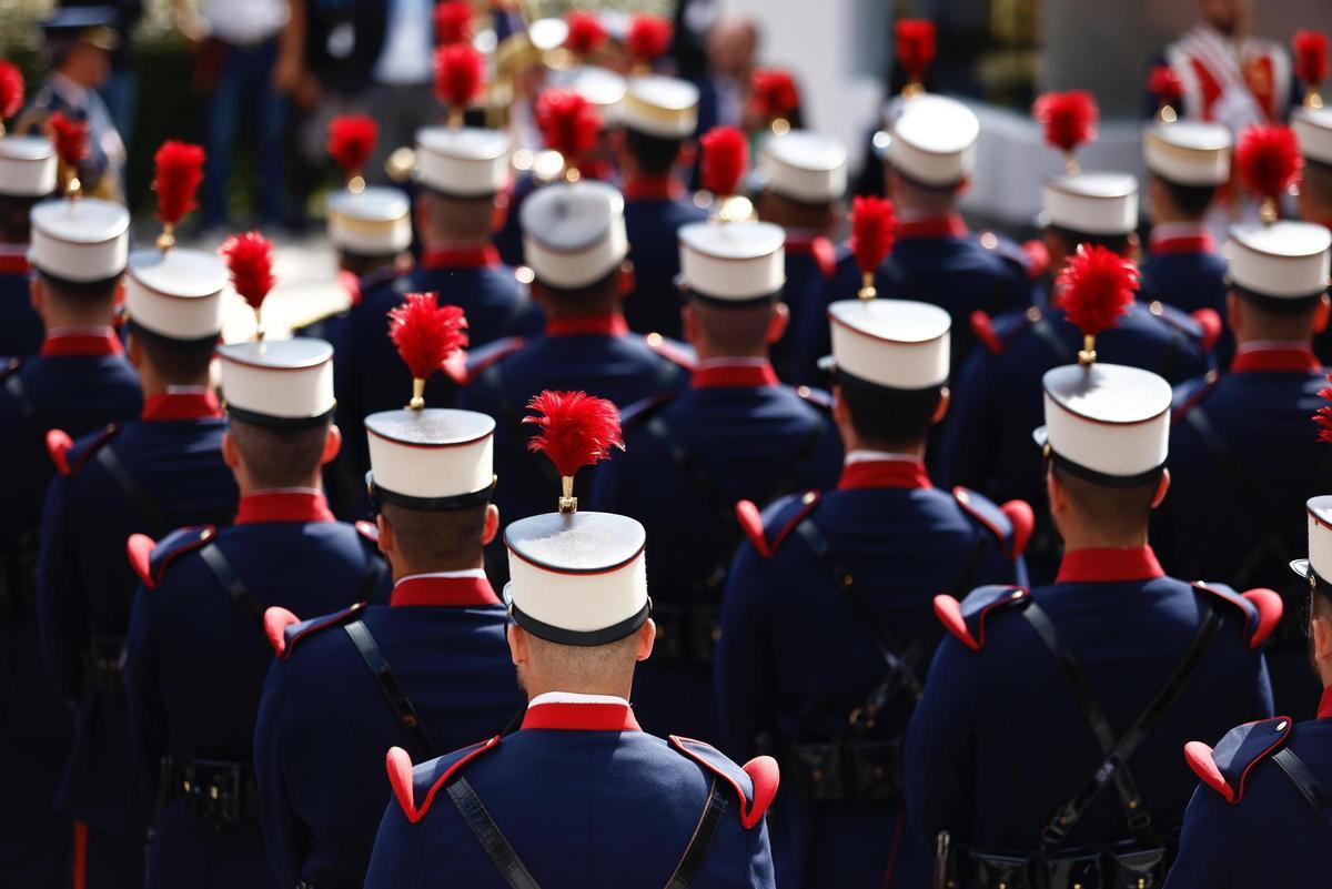 Desfile militar en Oviedo con motivo del Día de las Fuerzas Armadas.