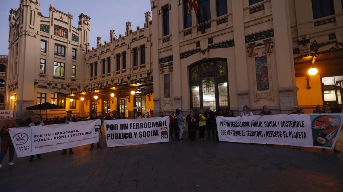 La Plataforma en Defensa del Tren se concentra en València por un ferrocarril "social y sostenible"