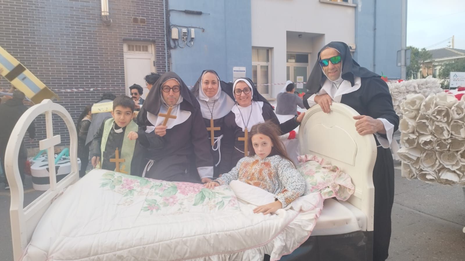 Disfraces y máscaras inundan Llanes en un divertido desfile de carnaval