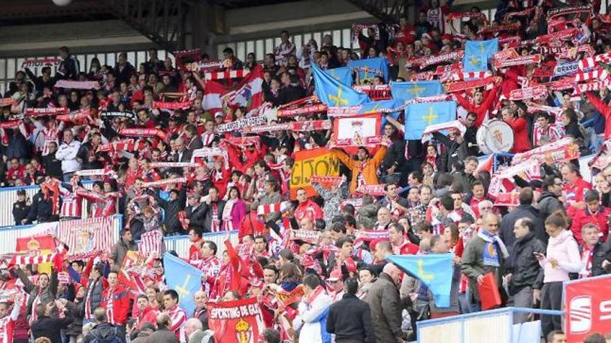 Aficionados del Sporting, durante el partido del conjunto gijonés en La Romareda la pasada temporada.