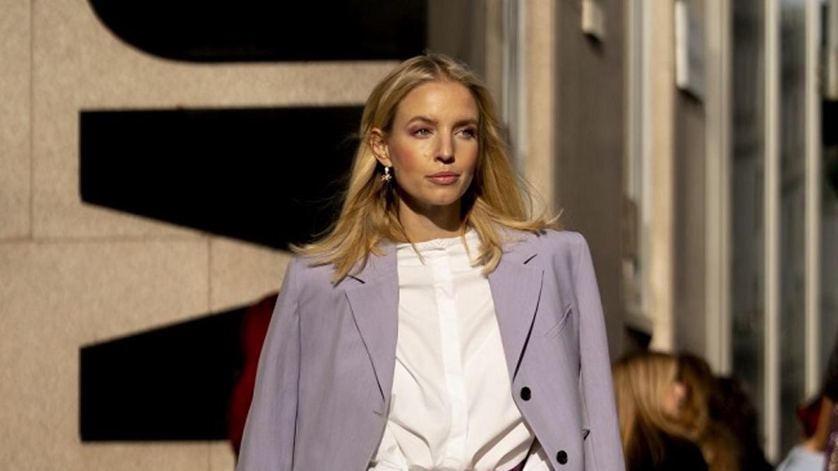 Leonie Hanne con look en tonos lilas y morado en el 'street style'