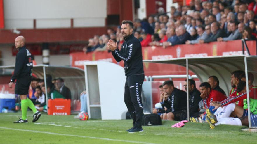 Aritz López Garai, animando a sus jugadores en el municipal de Anduva.