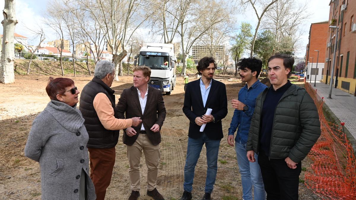 Gragera visita las obras del parque del Vivero junto a Urueña, Emilio Vázquez y Carmen Araya, de la Económica, y uno de los hijos y un nieto de Pedraja, este viernes.