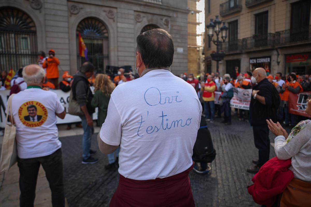 Uno de los asistentes a la marcha de las pensiones de Barcelona, con una camiseta reivindicativa.