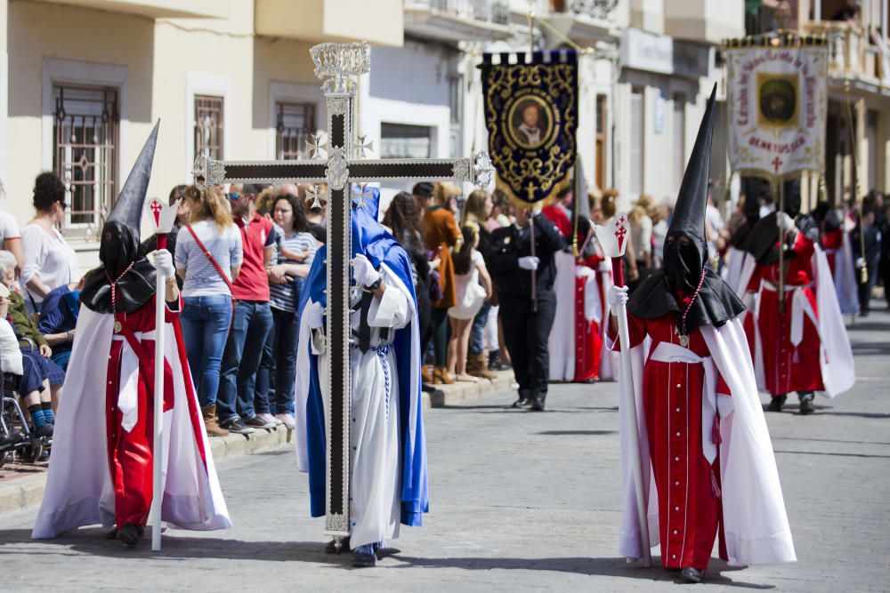 Vecinos y visitantes de Benetússer asisten a la representación del Calvario de Jesucristo.