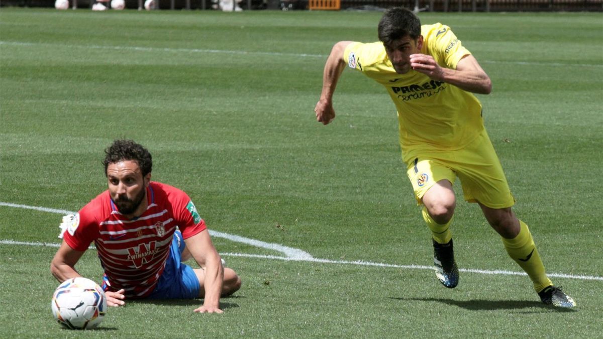 Gerard Moreno deja tumbado a Germán para marcar uno de sus tres goles al Granada.