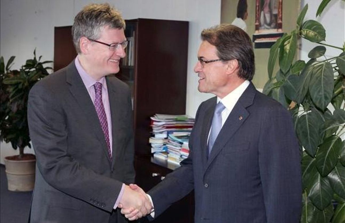 El president, Artur Mas, estreny la mà del comissari d’Ocupació europeu, Lazslo Andro, aquest dilluns, 30 de setembre. EFE / RUBÉN MORENO El president, Artur Mas, estreny la mà del comissari d’Ocupació europeu, Lazslo Andro, aquest dilluns, 30 de setembre. EFE / RUBÉN MORENO