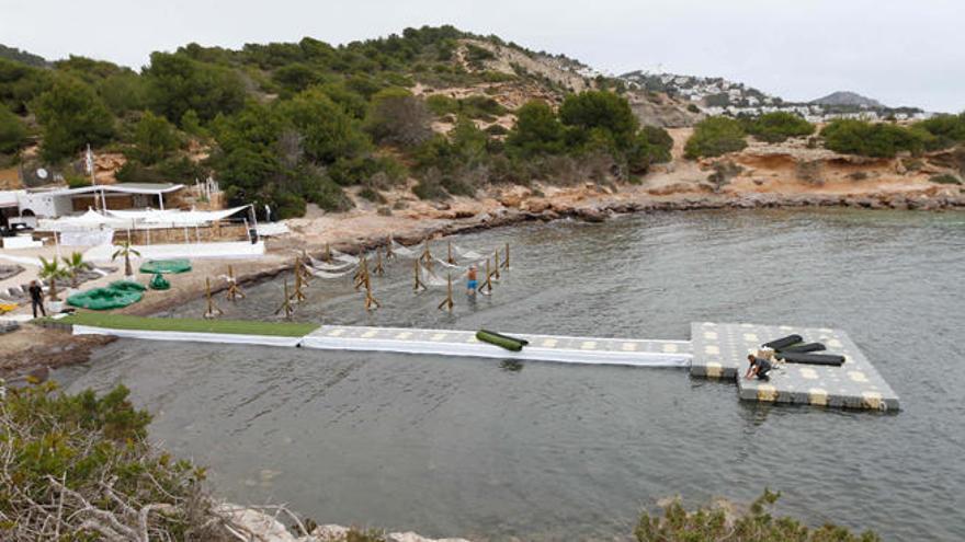 Montaje de la fiesta de Heineken, hace dos años en la playa de s´Estanyol.