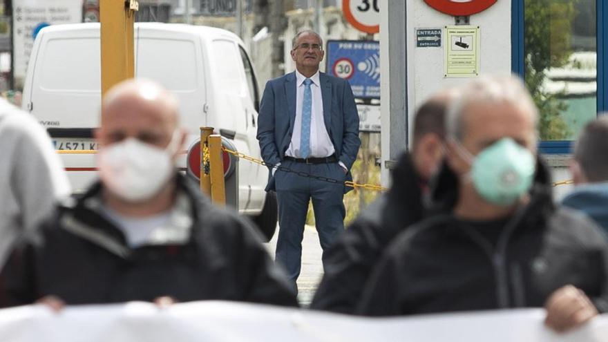 Jaime Arbolés, abogado asesor de Grupo Riesgo, observa la concentración de trabajadores que impidió el pasado lunes el acceso de camiones al interior de la fábrica de Alu Ibérica.