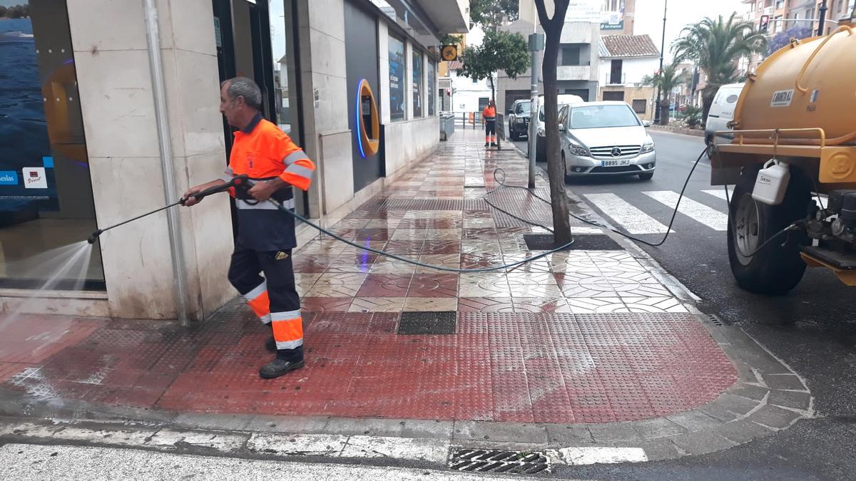 Brigada limpia las calles de Puçol.
