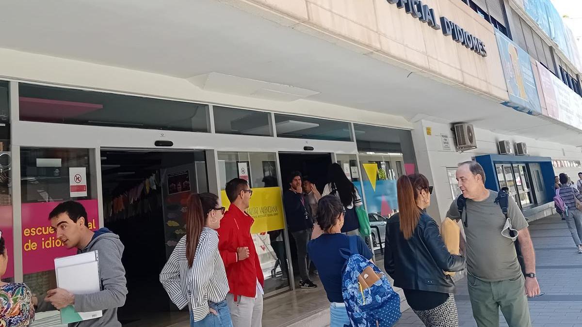 La Escuela Oficial de Idiomas de Alicante esta tarde, tras la suspensión de las clases