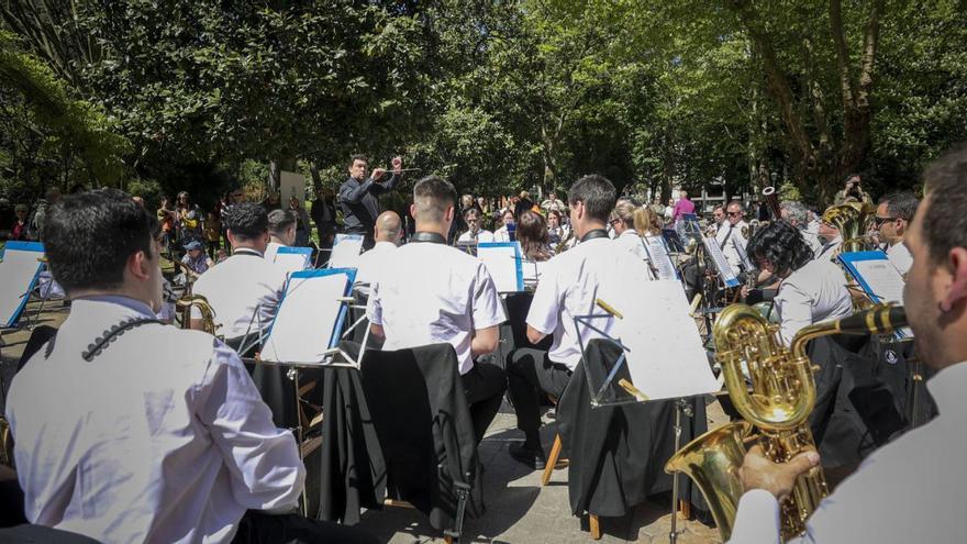 La Banda de Música ameniza la mañana en el Campo San Francisco