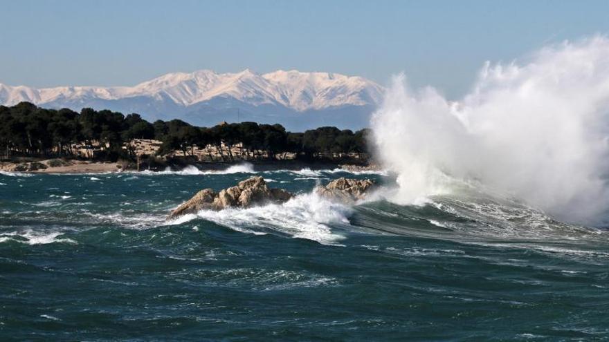 El vent aixeca un fort onatge ahir en una platja propera a l&#039;Escala