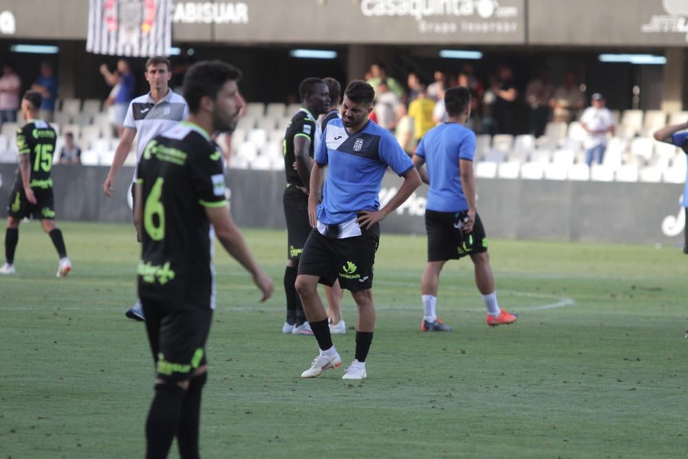 Los jugadores del FC Cartagena, tristes tras el partido que les deja sin ascenso