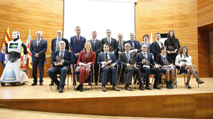 Foto de familia de los premiados en la XIII edición de los Premios del Consejo Social de la Univerdas Miguel Hernández. Información