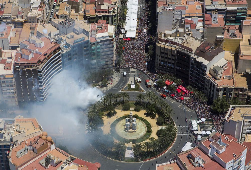 INFORMACIÓN fotografía la mascletà de Fuegos Artificiales del Mediterráneo desde el helicóptero de vigilancia de la Policía Nacional