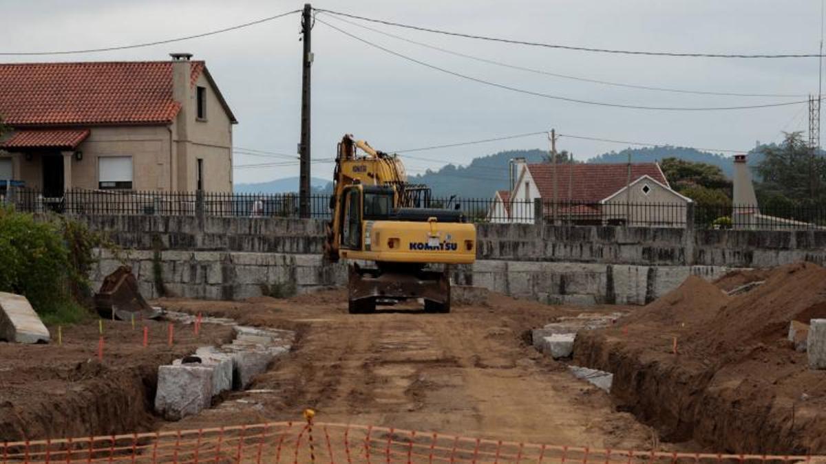Excavadora en la zona de A Lagoa de Baión abriendo el último tramo del Camiño Francés.