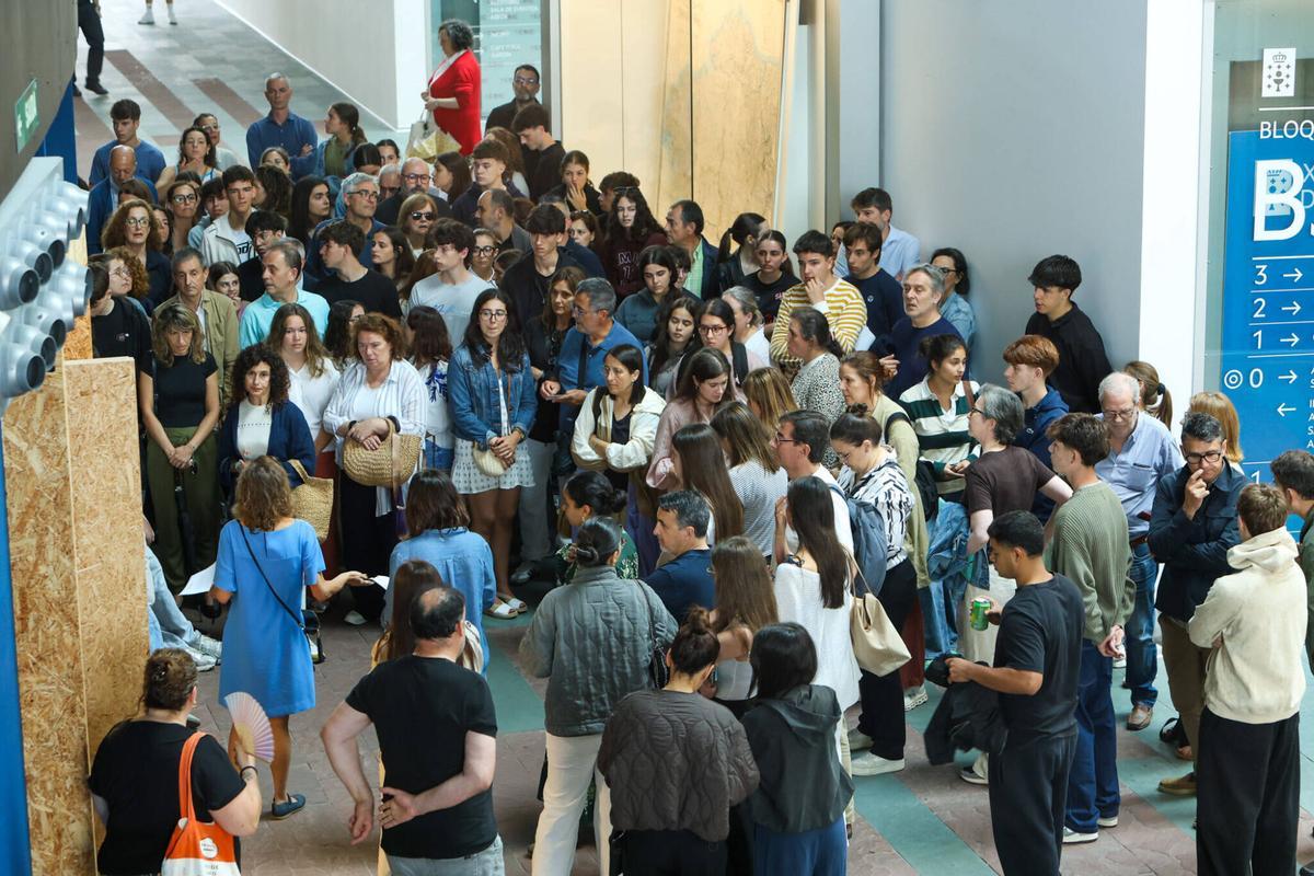 FARO SANTIAGO. REVISION DE LA PRUEBA DE LA PAU DE ALUMNOS QUE HAN PEDIDO REVISAR DE FORMA PRESENCIAL SUS EXAMENES. XOAN ALVAREZ