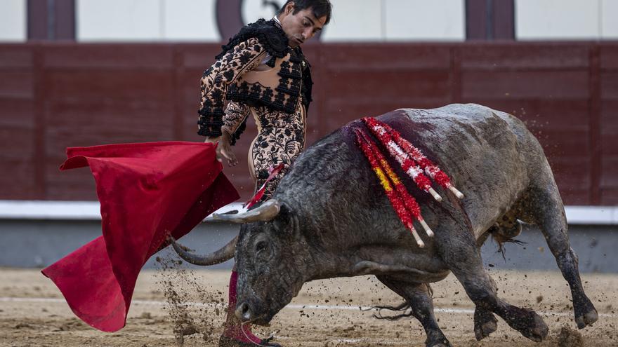 Un toro estrella y una corrida de Escolar recuperan el espíritu de Las Ventas