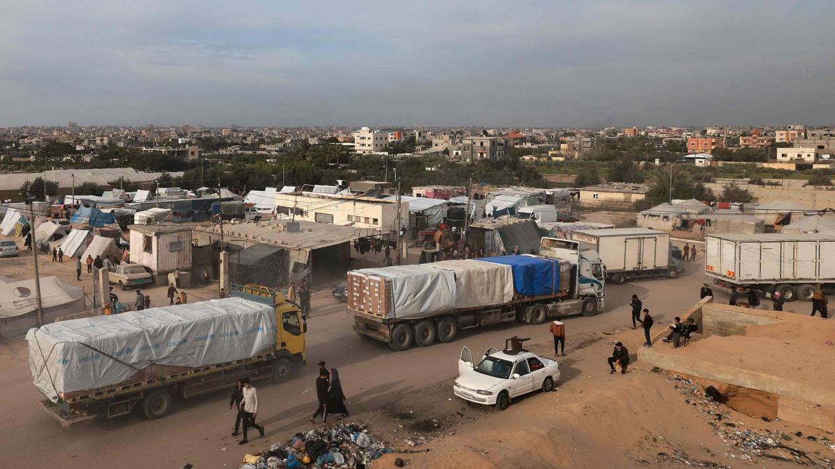 Camiones con ayuda humanitaria entran en Rafah tras cruzar la frontera de Egipto con Gaza, este miércoles.