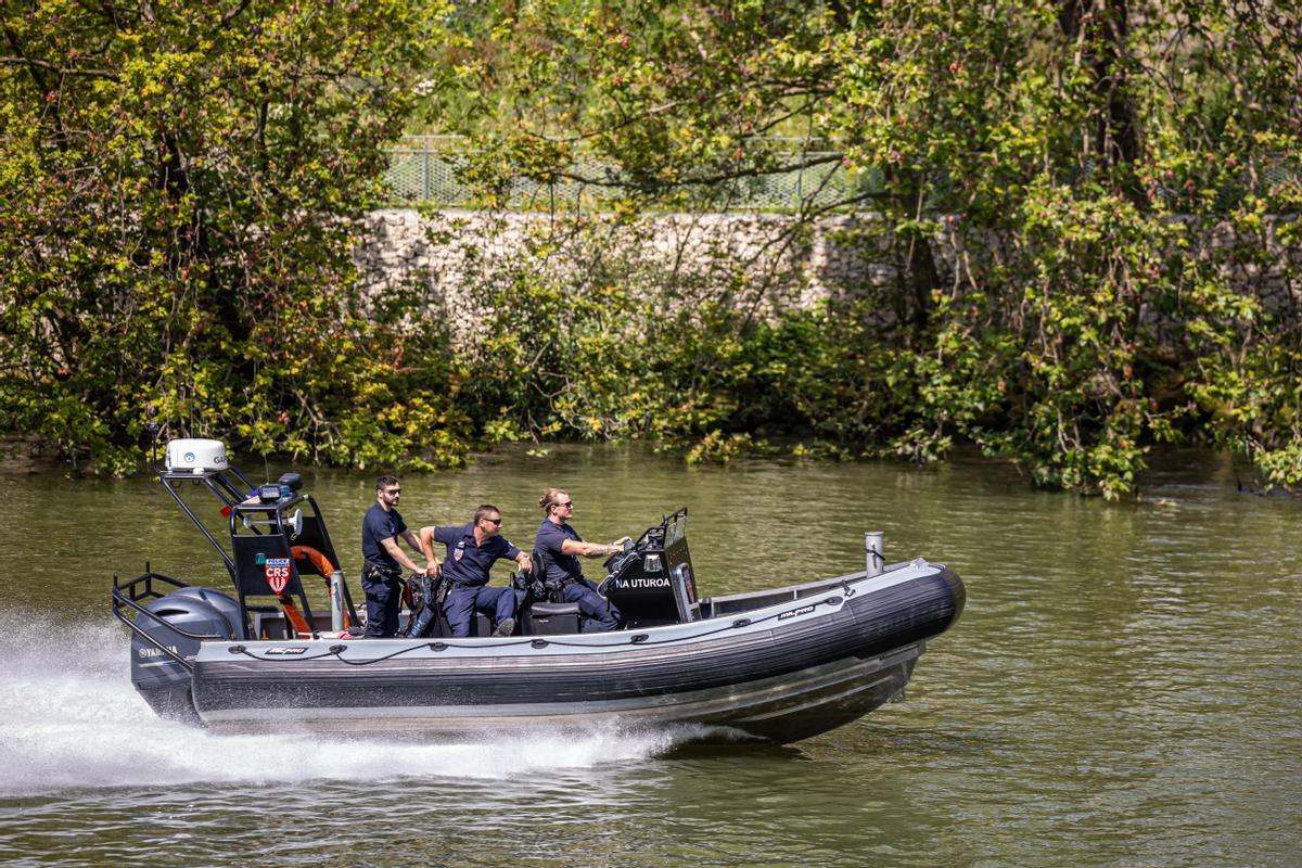 Saint Denis (France), 18/07/2024.- French police officers of the nautic brigade patrol on the Seine river along the Athletes Village of the Paris 2024 Olympic Games in Saint Denis, France, 18 July 2024. The Summer Olympics are scheduled to take place from 26 July to 11 August 2024 in Paris. (Francia) EFE/EPA/CHRISTOPHE PETIT TESSON