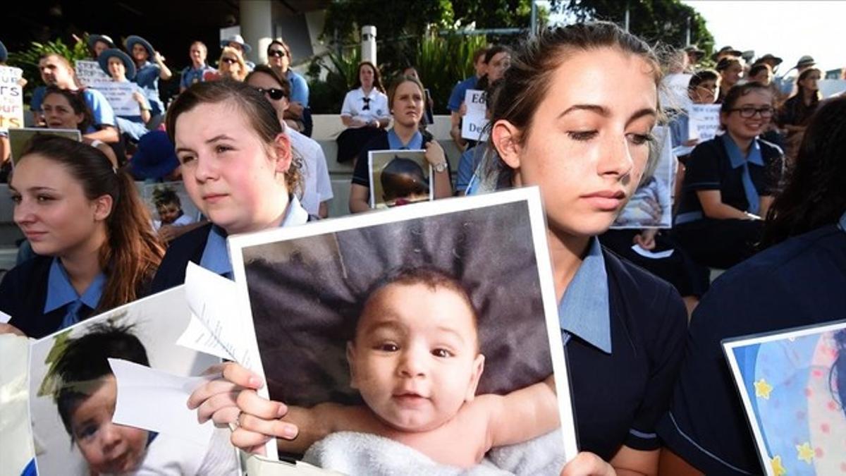 Unos estudiantes manifestándose a las puertas del hospital infantil Lady Cilento de Brisbane (Australia).