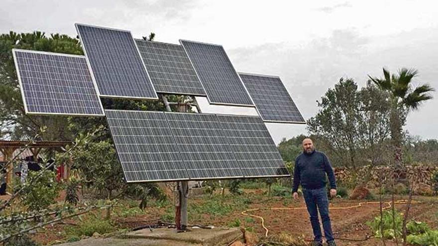 Pedro Forteza posa con las placas solares que tiene en su casa de Llucmajor.