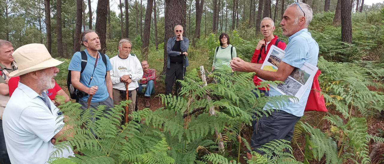 Óscar Pazos, á dereita, durante unha visita guiada a unha antiga mina de ouro.