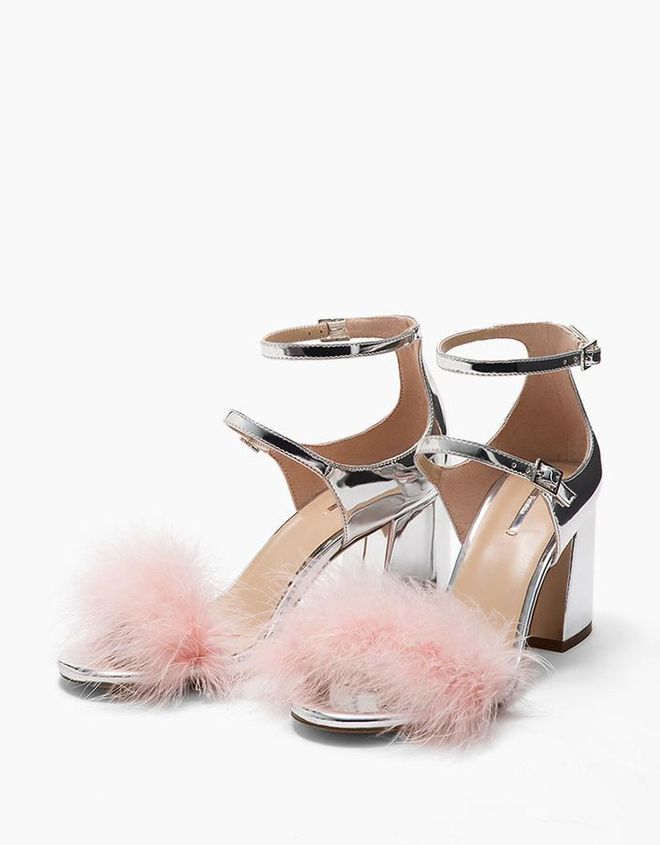 Sandalia metalizada con plumas, de Bershka