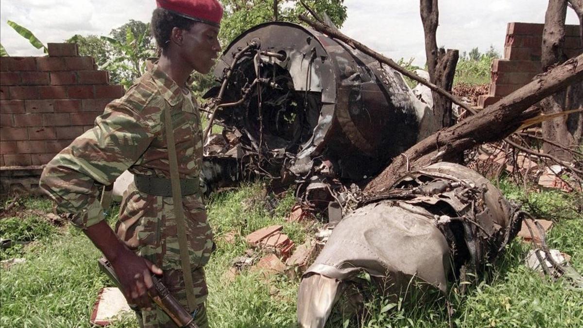 Un soldado del Frente Patriótico de Ruanda hace guardia en el lugar del accidente aéreo en el que falleció el presidente ruandés, Juvenal Habyarimana, en la localidad de Kigali, en 1994.