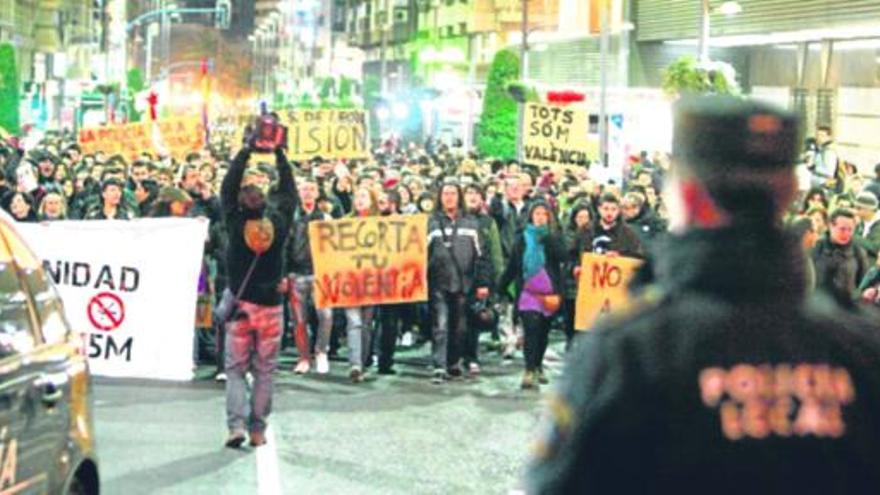 Miles de personas se echan a la calle para protestar por las cargas policiales en Valencia