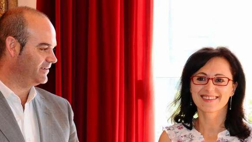 María del Carmen Caramés Gorgal, xunto ao alcalde de Bueu, na entrega do último premio Matilde Bares. // FdV