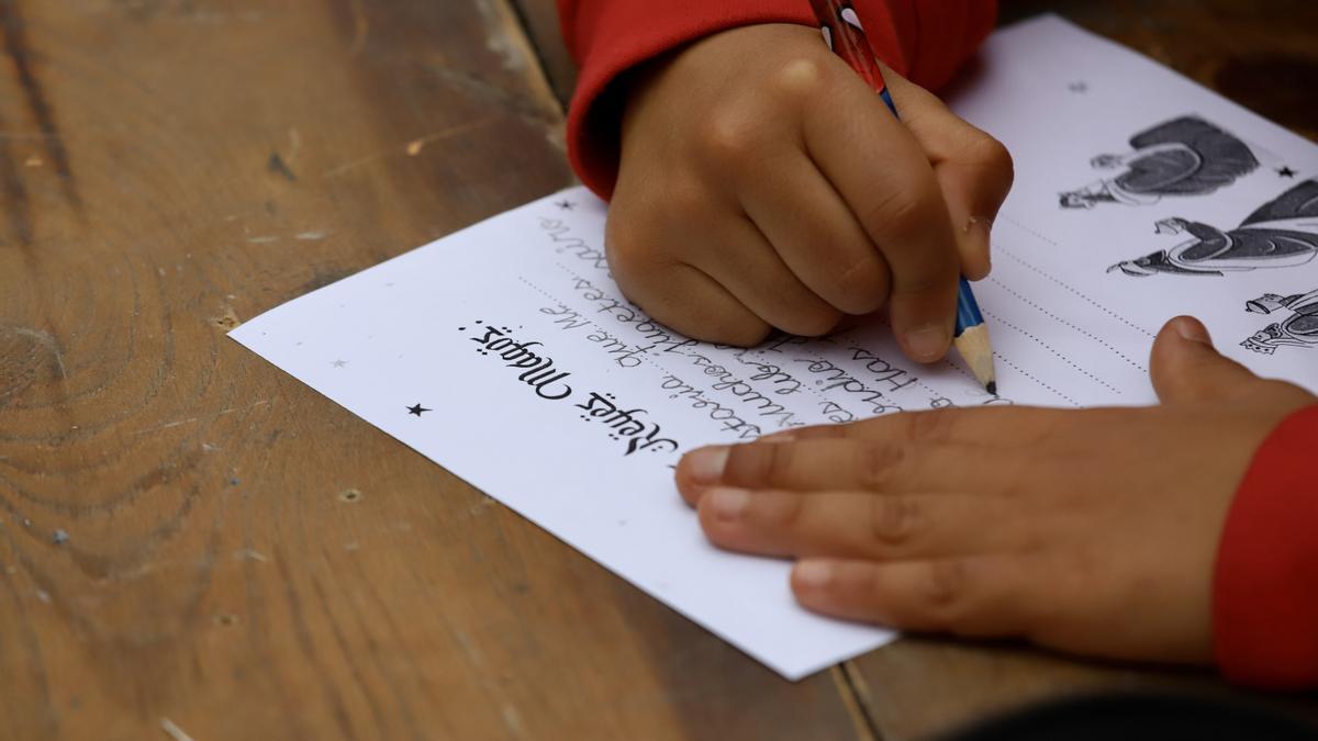 Un niño de Murcia escribe su carta a los Reyes Magos.