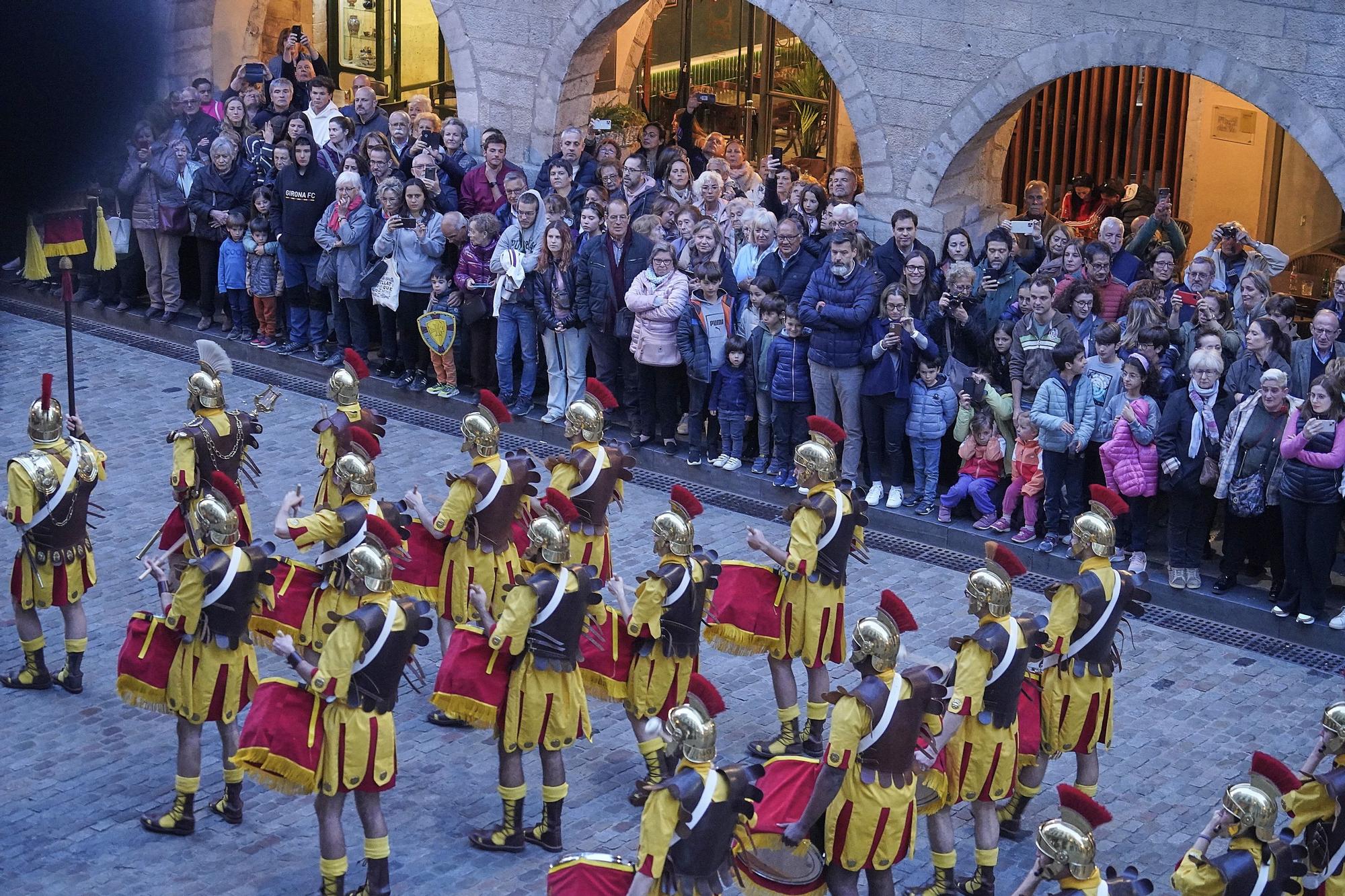 Els Manaies de Girona lliuren el penó a Narcís Reixach enmig de l’emoció de la normalitat