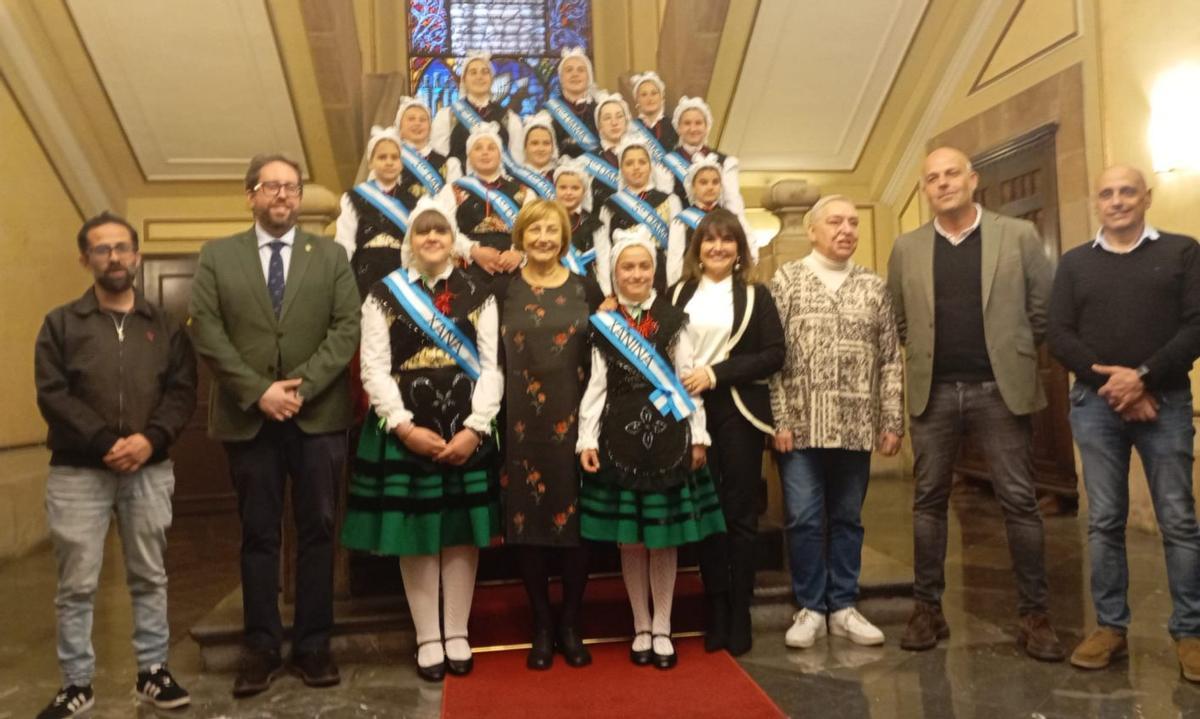 Foto de familia con la Xana y la Xanina, en primer término, ayer, en las escaleras del consistorio.    | ILLÁN GARCÍA
