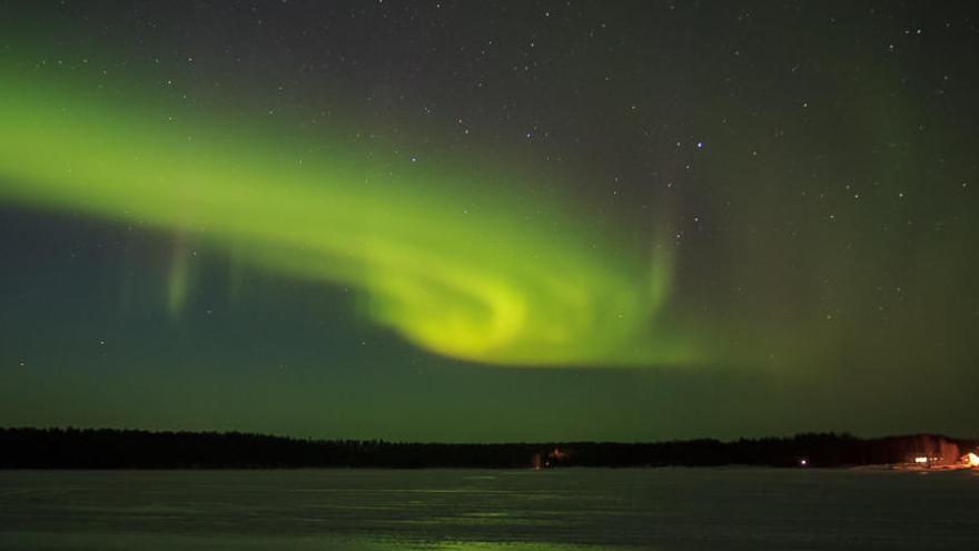 Una aurora boreal de color verde sobre el cielo de Finlandia.