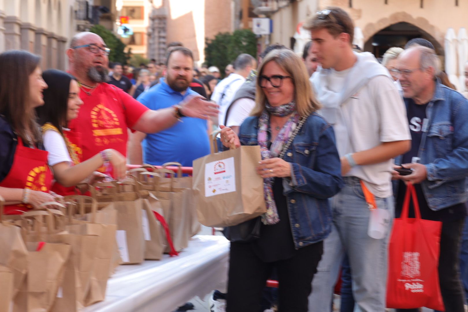 FOTOGALERÍA I Las imágenes de la Nit de la Xulla y del encuentro de elaboración de allioli de las fiestas de Vila-real
