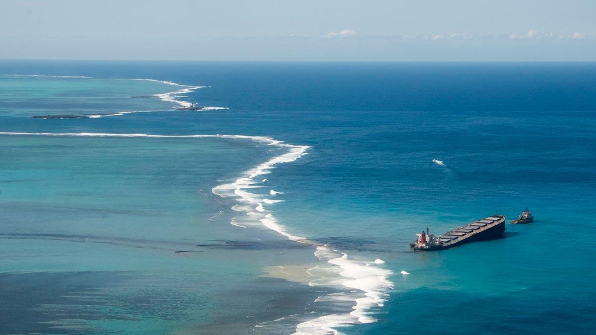 Carrera contrarreloj para vaciar de combustible el barco varado en Mauricio