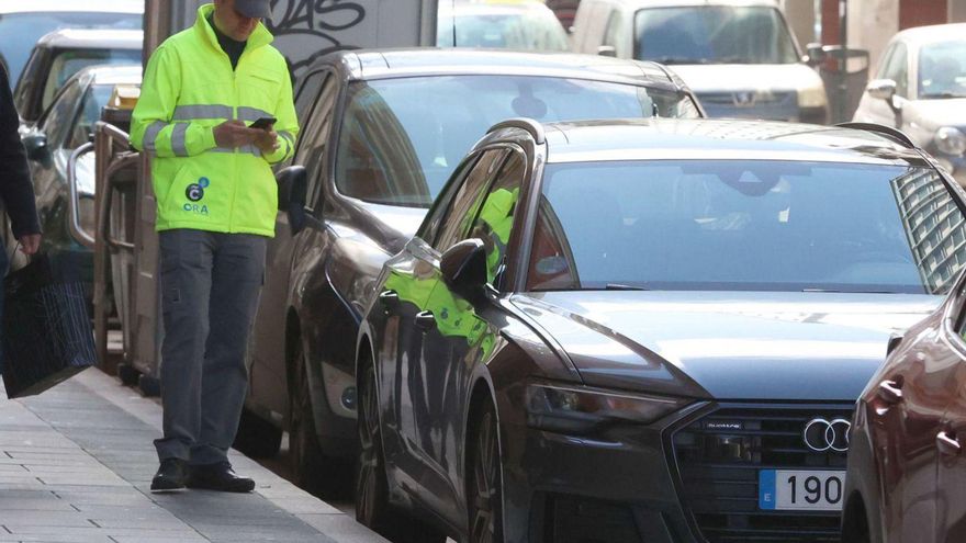 El Concello sacará un contrato conjunto de ORA y grúa tras una década separados