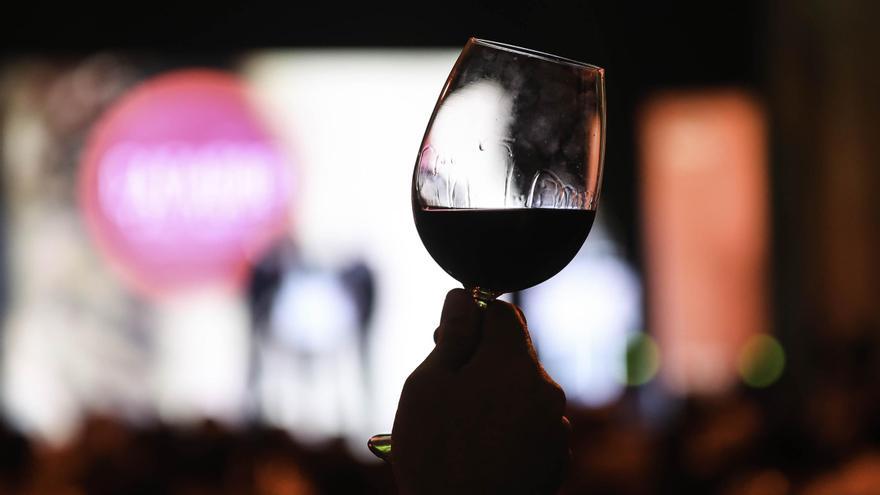 Un estudio de la UMH muestra que más de 2 copas de vino anulan los beneficios de una vitamina