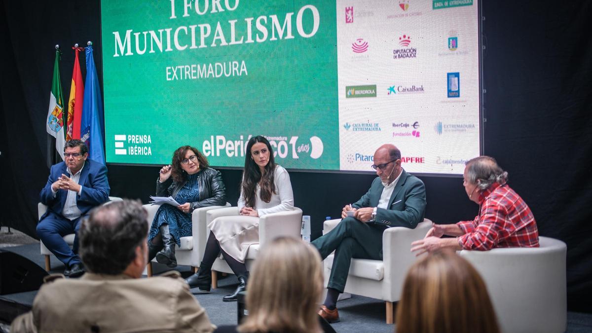 Mesa redonda del I Foro de Municipalismo de El Periódico Extremadura celebrado en noviembre del 2023.