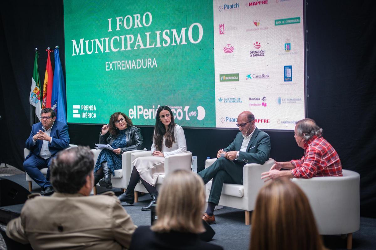 Mesa redonda del I Foro de Municipalismo de El Periódico Extremadura celebrado en noviembre del 2023.