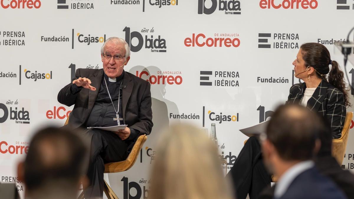 El arzobispo de Sevilla, José Ángel Saiz Meneses, dialoga con la directora de 'El Correo de Andalucía', Isabel Morillo.
