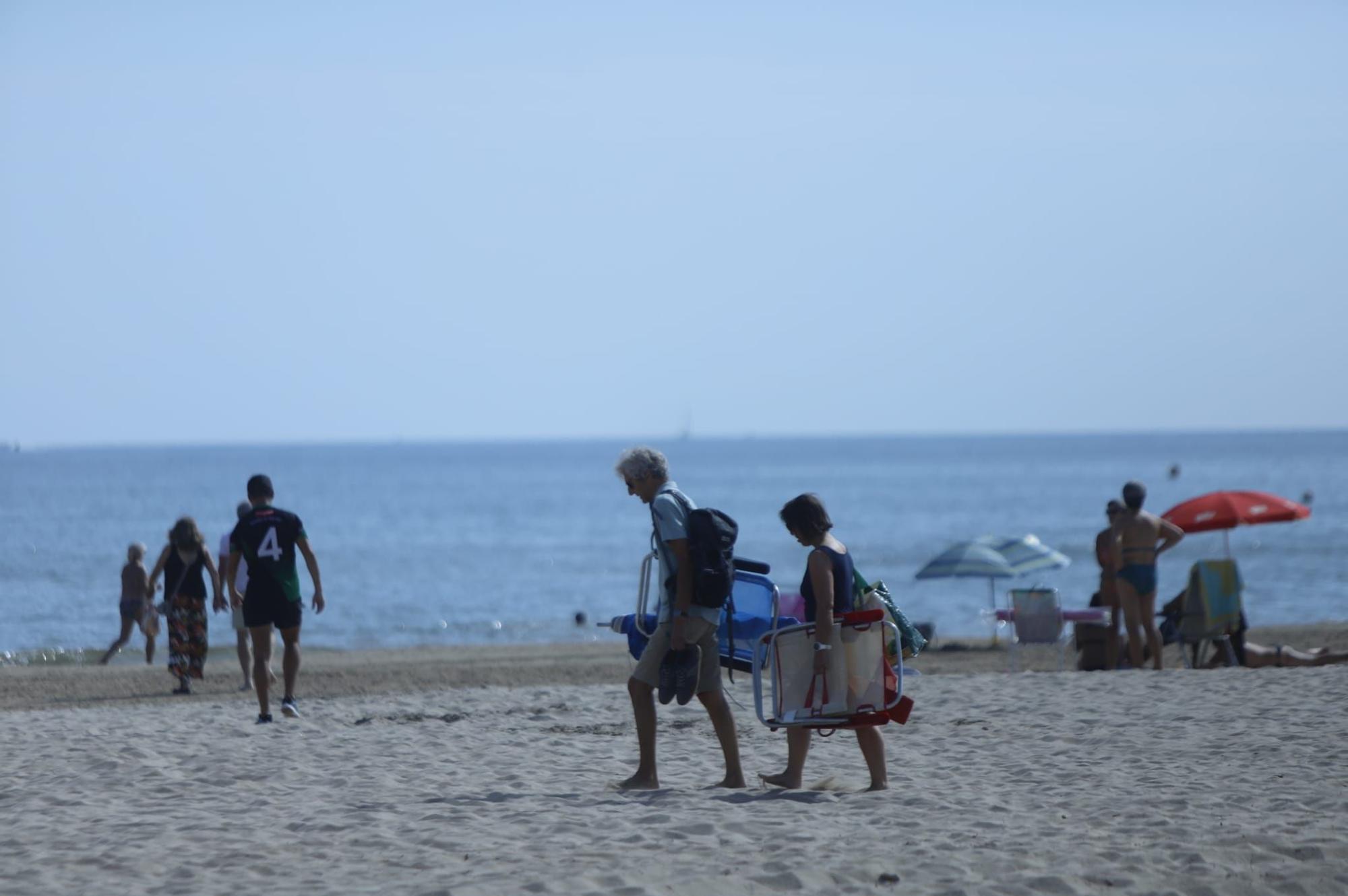 Llenazo en las playas de València este domingo, 15 de octubre