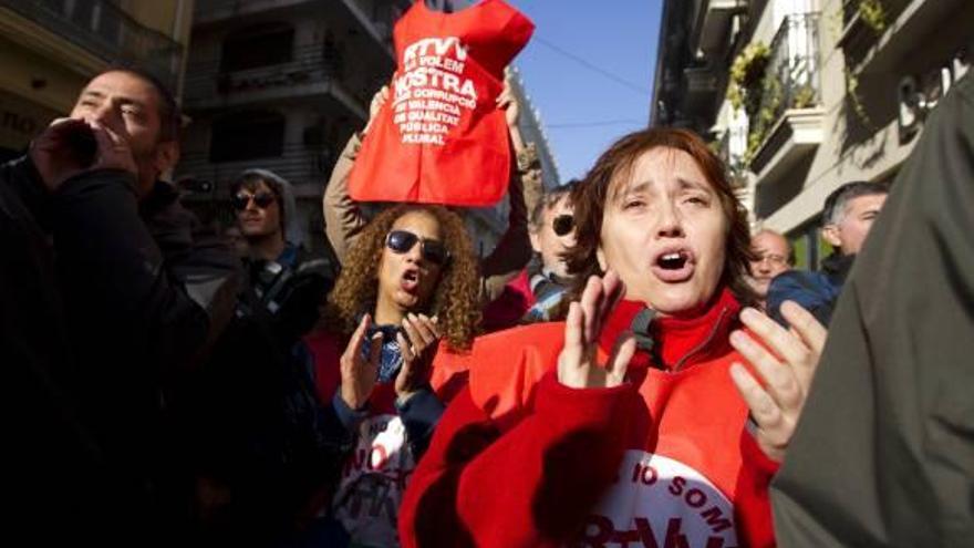 Trabajadores de RTVV protestan contra el cierre en los aledaños de las Corts.