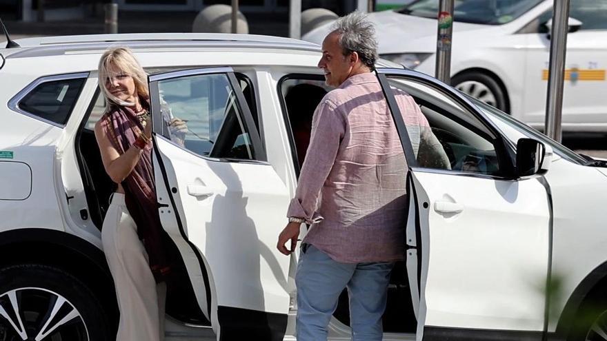 Eugenia Martínez de Irujo y Narcís Rebollo a su llegada a Ibiza